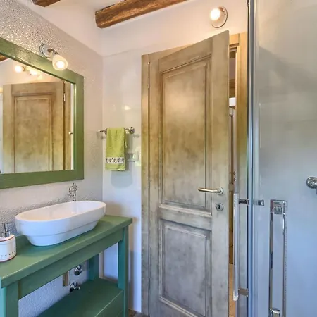 Villa Authentic Bani - Four Bedroom With Pool Livade