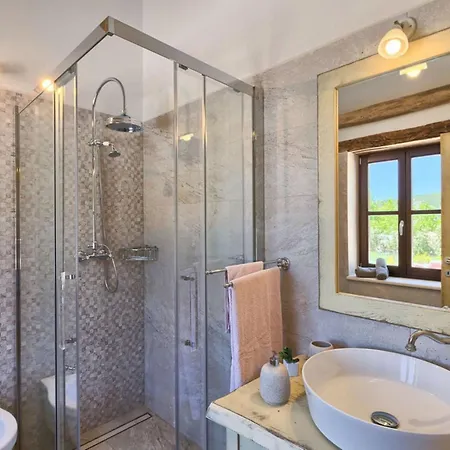 Villa Authentic Bani - Four Bedroom With Pool Livade