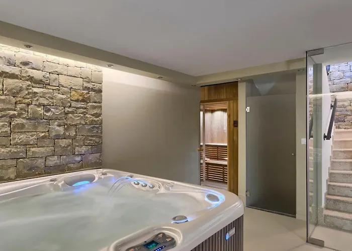 Vila Authentic Bani - Four Bedroom With Pool